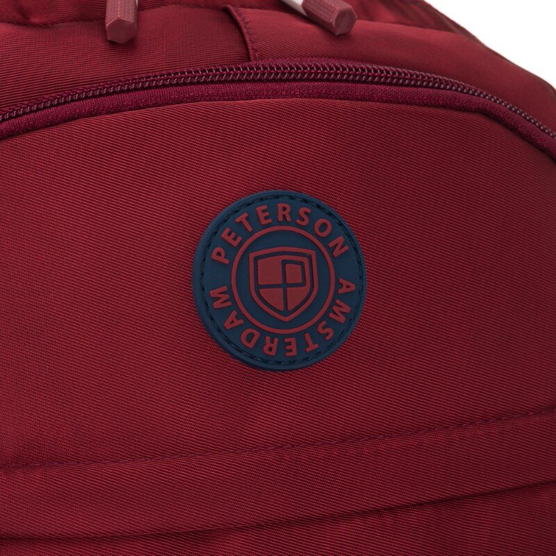 Bordowy plecak z widocznym okrągłym logo \'PETERSON AMSTERDAM\' na przodzie. Plecak ma zamek błyskawiczny w górnej części.