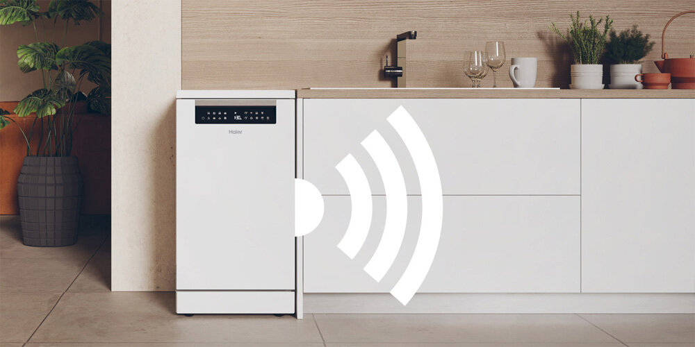 Zmywarka w zabudowie kuchennej z widocznym panelem sterowania i logo Haier. Na obrazie znajduje się także symbol fal radiowych sugerujący funkcję smart.