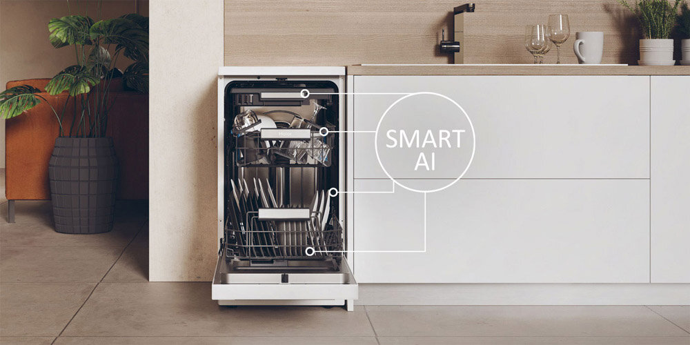 Zmywarka z otwartymi drzwiami, wypełniona naczyniami, stoi obok białej szafki kuchennej. Na obrazie widoczny jest napis \'SMART AI\'.