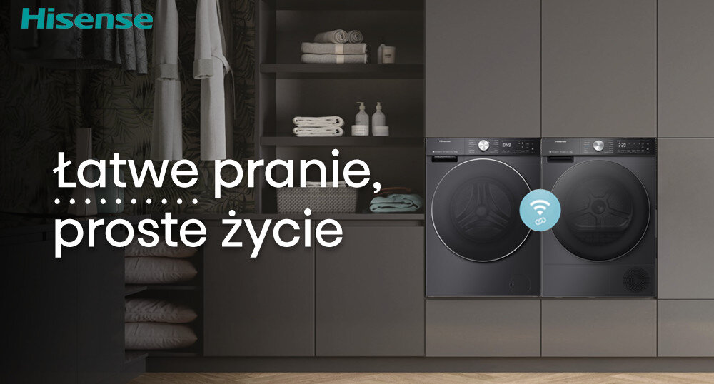 Na obrazie widoczne są dwie czarne pralki w nowoczesnej kuchni z szarymi szafkami. Na obrazie znajduje się tekst: \'Łatwe pranie, proste życie\' oraz logo \'Hisense\'.