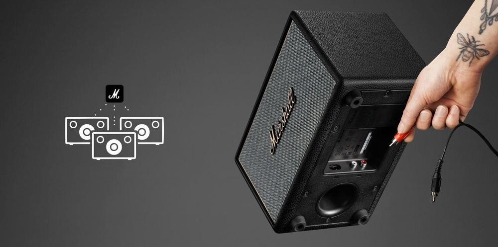 Głośnik mobilny MARSHALL Acton IV AUX 3,5 mm RCA Bluetooth Auracast, urządzenie od dołu na ciemnym tle