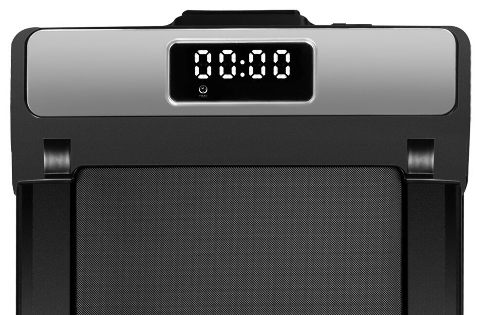Na obrazie widoczny jest panel sterujący bieżni z wyświetlaczem pokazującym \'00:00\'.