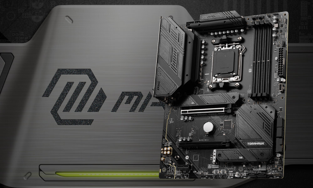Na obrazie widoczna jest płyta główna z napisem \'TOMAHAWK\' oraz logo \'MSI\'. W tle znajduje się duże logo MSI na szarej powierzchni.