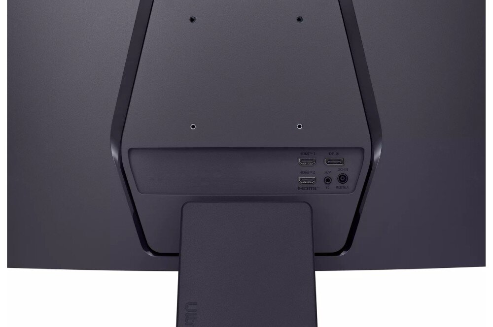 Tył monitora z widocznymi portami: dwa porty HDMI, jeden DisplayPort oraz gniazdo słuchawkowe. Monitor jest zamontowany na podstawce.