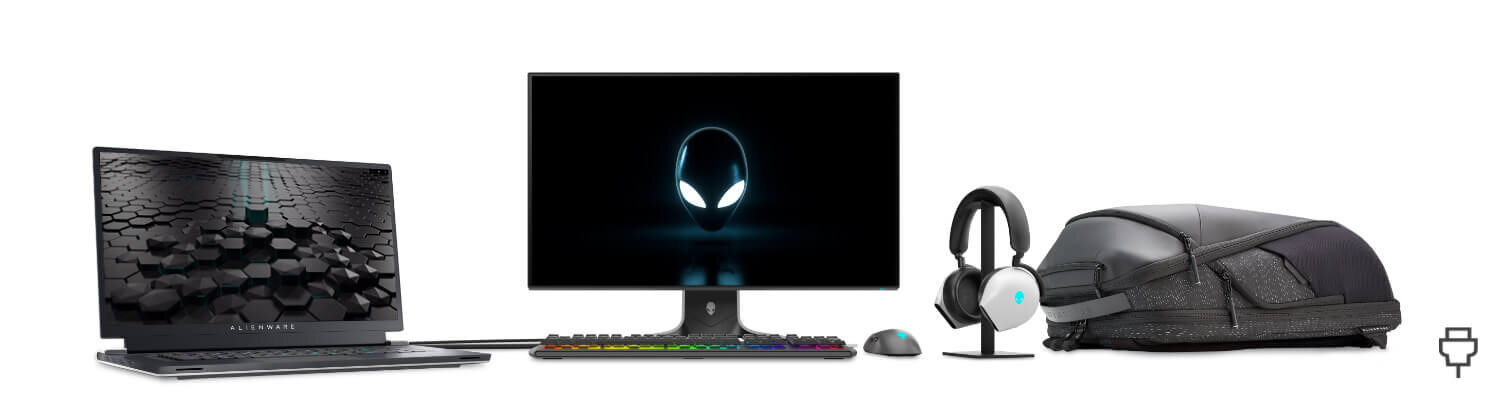 Na obrazie widoczny jest laptop, monitor z logo przypominającym głowę obcego, klawiatura, mysz, słuchawki na stojaku oraz plecak. Wszystkie przedmioty są w ciemnej kolorystyce, a tło jest białe.