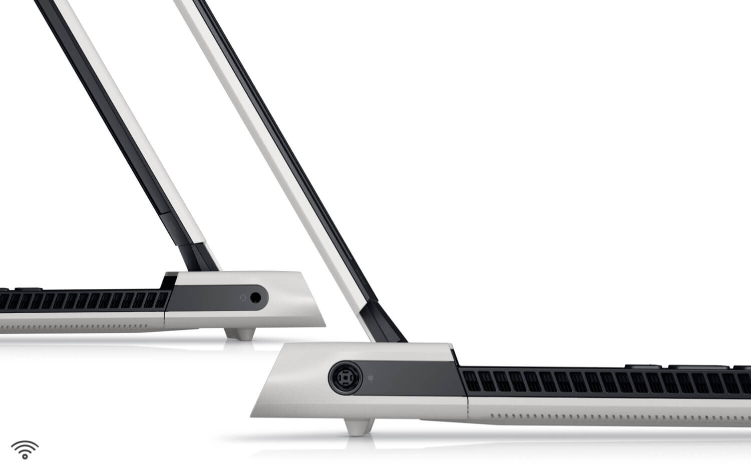 Obraz przedstawia dwa laptopy w pozycji otwartej, ukazujące boczny profil z widocznymi portami i otworami wentylacyjnymi. Tło jest białe, a w dolnym rogu znajduje się ikona Wi-Fi.
