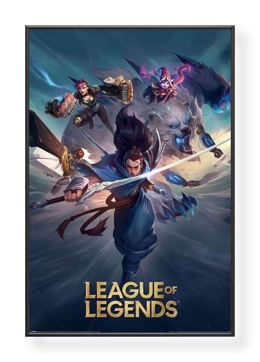 Plakat przedstawia dynamiczną scenę z postaciami z gry, w centrum znajduje się wojownik z mieczem. Na dole widnieje napis \'LEAGUE OF LEGENDS\'.