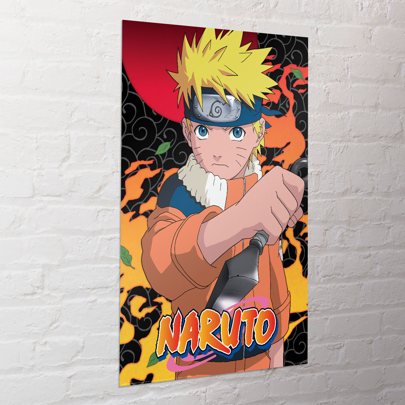 Plakat przedstawia postać z blond włosami w pomarańczowym stroju, trzymającą kunai na tle czarno-czerwonego wzoru. Na dole widnieje napis \'NARUTO\'.