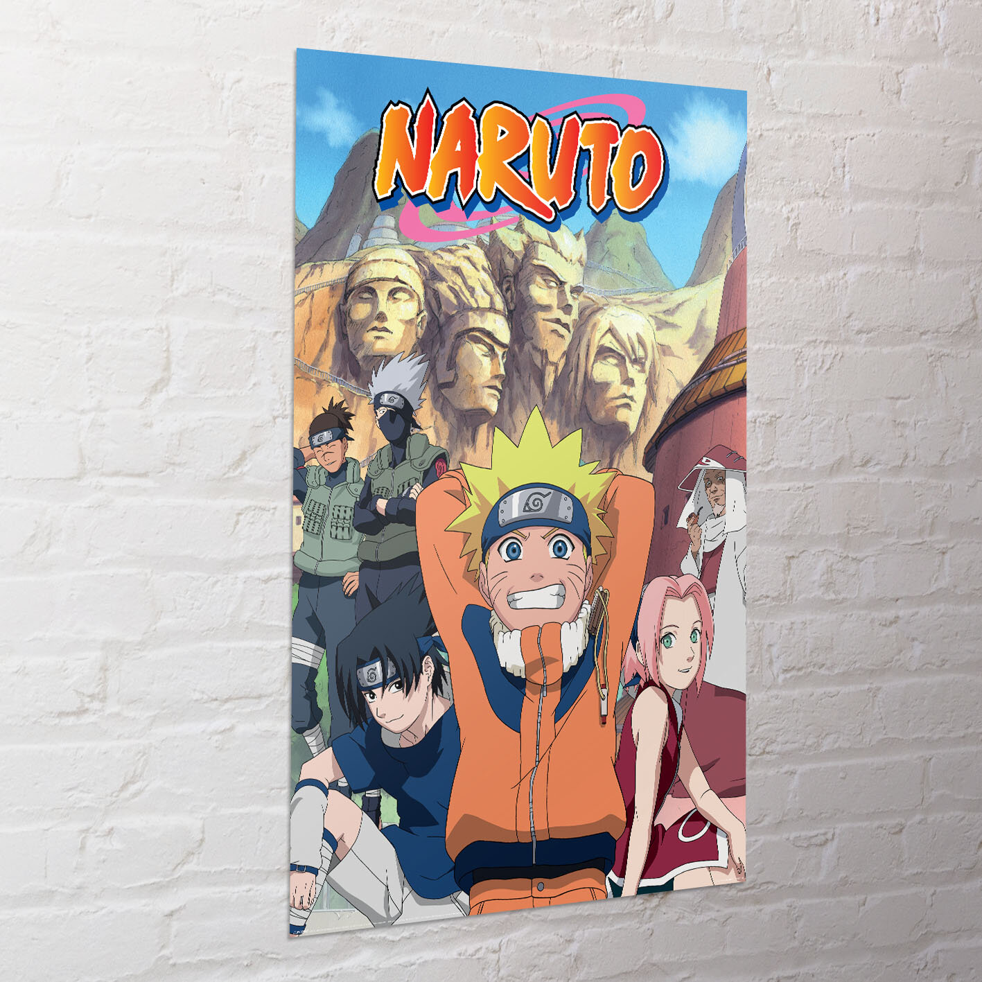 Plakat przedstawia postacie z anime na tle rzeźb w skale, z napisem \'NARUTO\' u góry. Widoczne są różne postacie w kolorowych strojach, a tło stanowią góry i niebo.