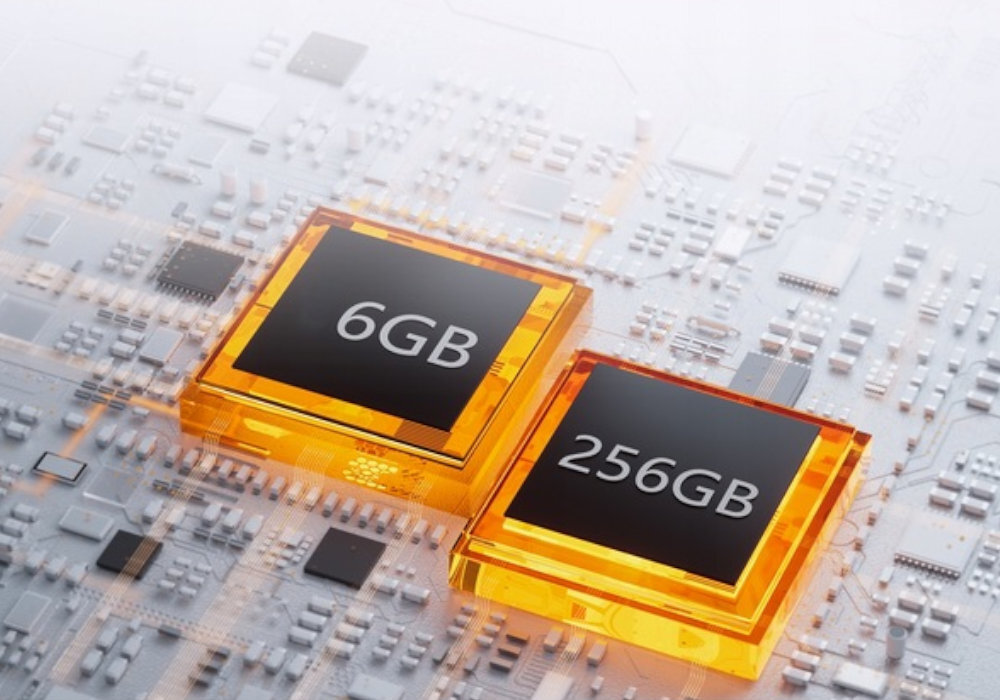 Obraz przedstawia dwa pomarańczowe układy scalone na tle płyty głównej, z napisami \'6GB\' i \'256GB\'.