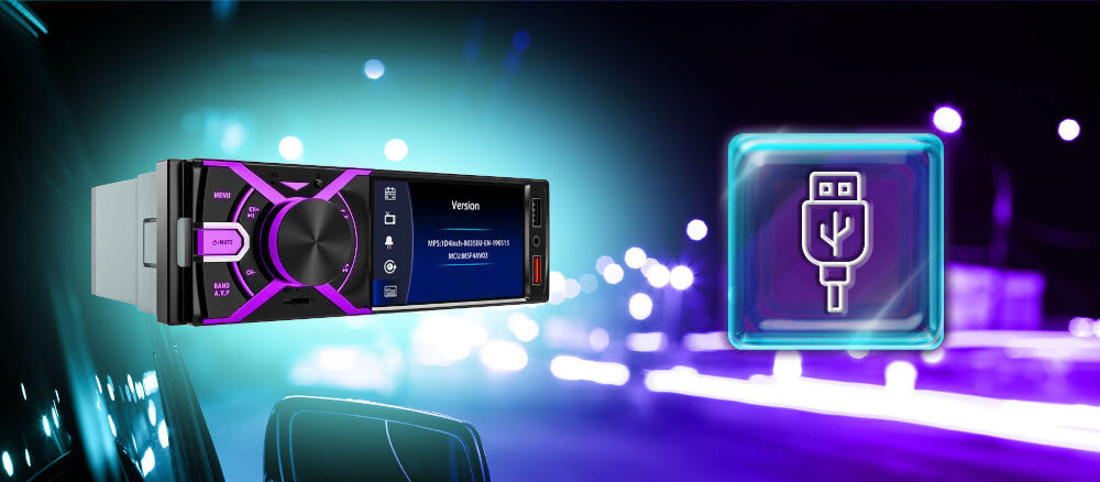 Radio samochodowe z wyświetlaczem pokazującym tekst \'Version\' oraz ikoną USB na tle rozmytego, neonowego miasta.