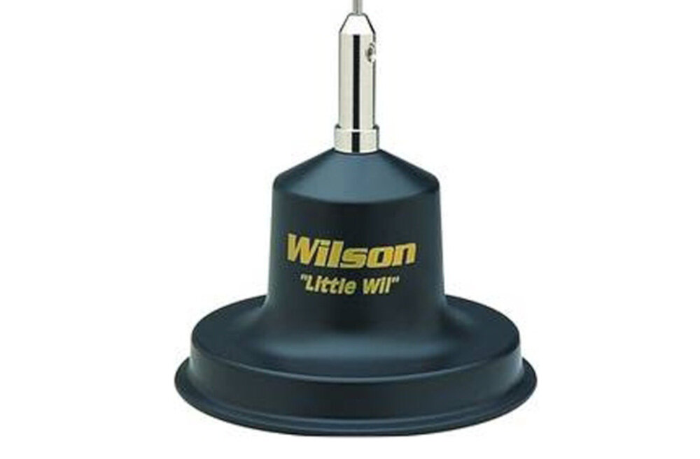 Na obrazie widoczna jest czarna antena z napisem \'Wilson Little Wil\' w kolorze złotym. Antena ma metalowy element na górze.