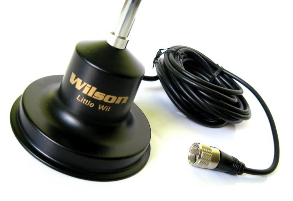Czarna antena z napisem \'Wilson Little Wil\' oraz przymocowanym kablem zakończonym metalowym złączem.