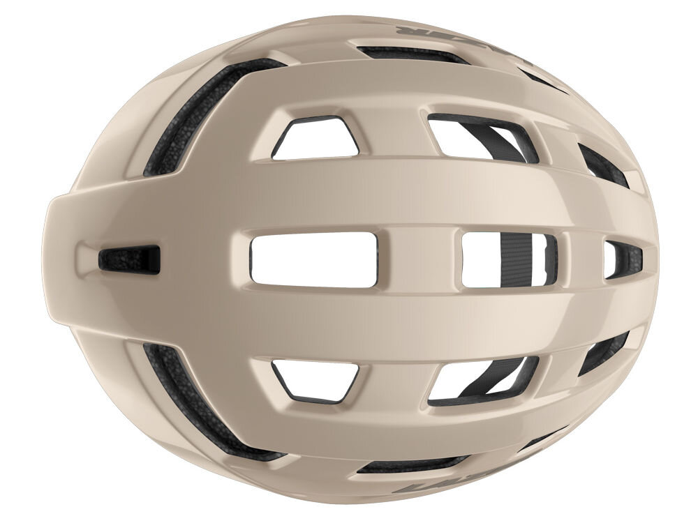 Beżowy kask rowerowy z otworami wentylacyjnymi i możliwością zamontowania lampki. Na powierzchni widoczne jest logo \'LAZER\'.