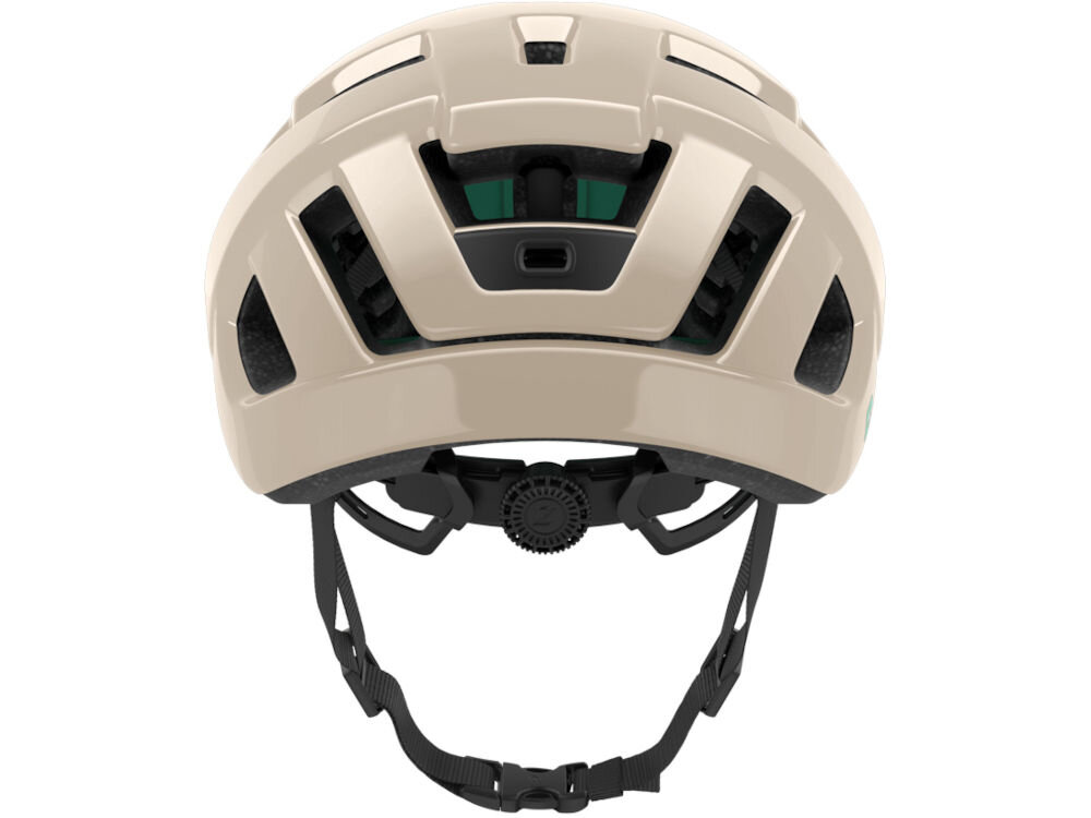 Beżowy kask rowerowy z otworami wentylacyjnymi i regulowanym paskiem pod brodą. Widoczny mechanizm regulacji rozmiaru z tyłu kasku.