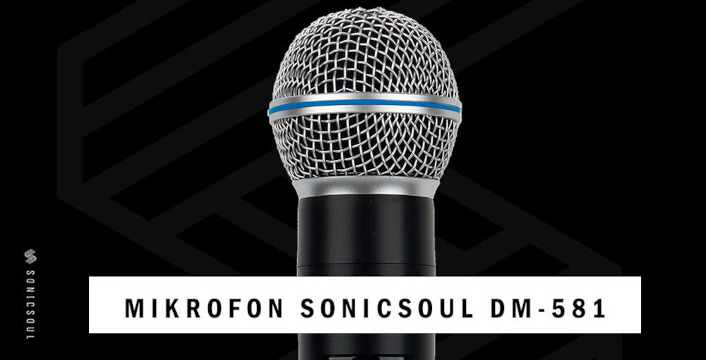 Na czarnym tle widoczny jest mikrofon z metalową siatką i niebieskim paskiem. Na dole obrazu znajduje się napis: \'MIKROFON SONICSOUL DM-581\'.