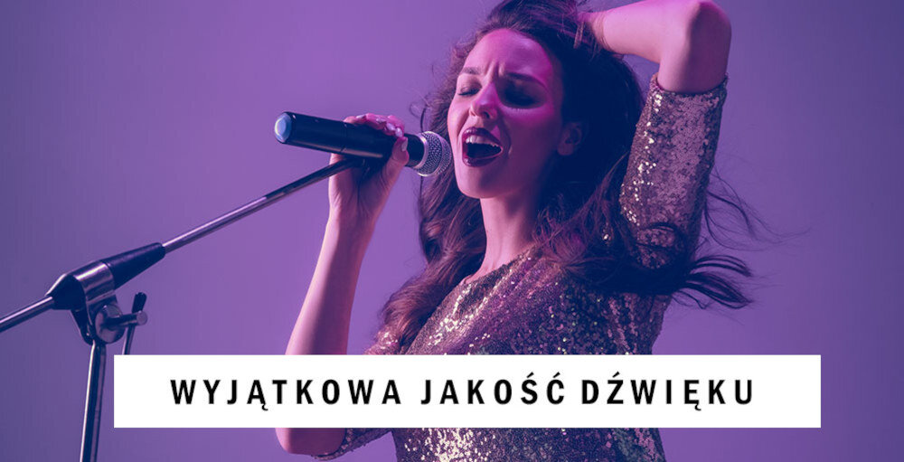 Osoba śpiewa do mikrofonu, ubrana w błyszczącą sukienkę. Na dole obrazu widnieje napis: \'WYJĄTKOWA JAKOŚĆ DŹWIĘKU\'.