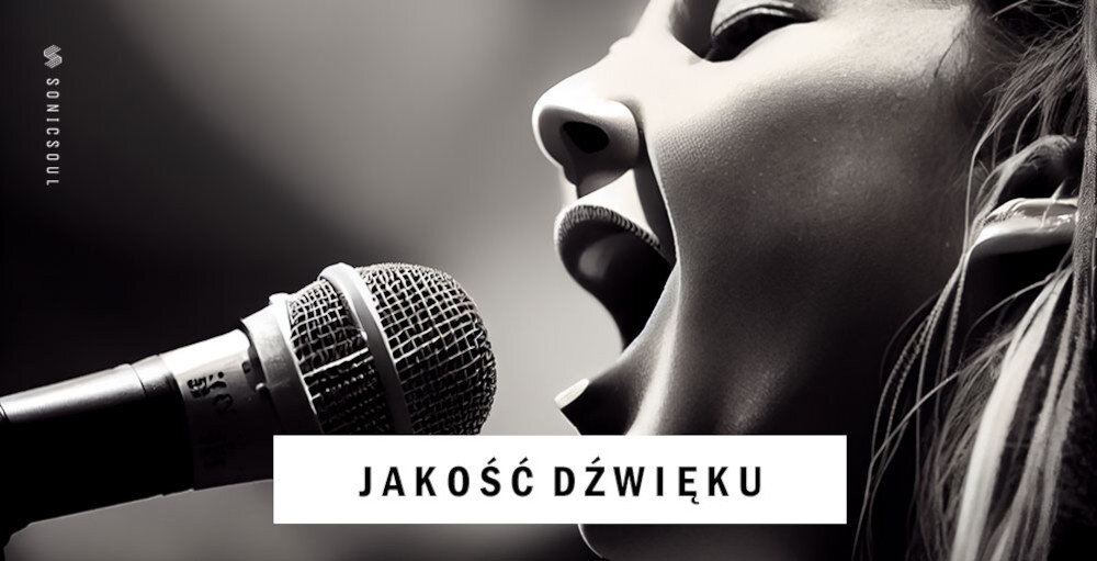 Osoba śpiewa do mikrofonu, na którym widoczne jest logo SONICSOUL. Na dole obrazu znajduje się napis \'JAKOŚĆ DŹWIĘKU\'.