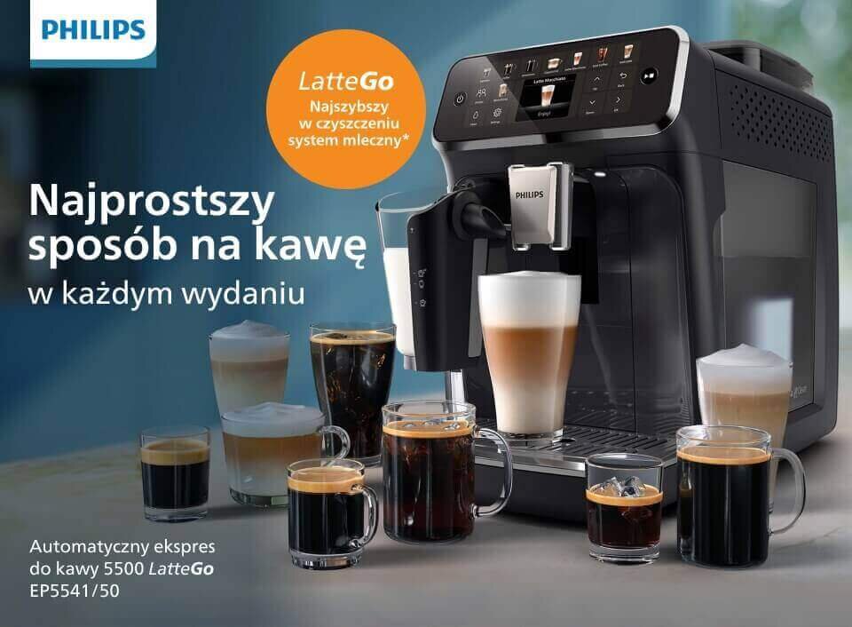 Na obrazie widoczny jest ekspres do kawy z logo PHILIPS, otoczony różnymi filiżankami z kawą. Tekst na obrazie: \'Najprostszy sposób na kawę w każdym wydaniu\', \'LatteGo Najszybszy w czyszczeniu system mleczny*\', \'Automatyczny ekspres do kawy 5500 LatteGo EP5541/50\'.