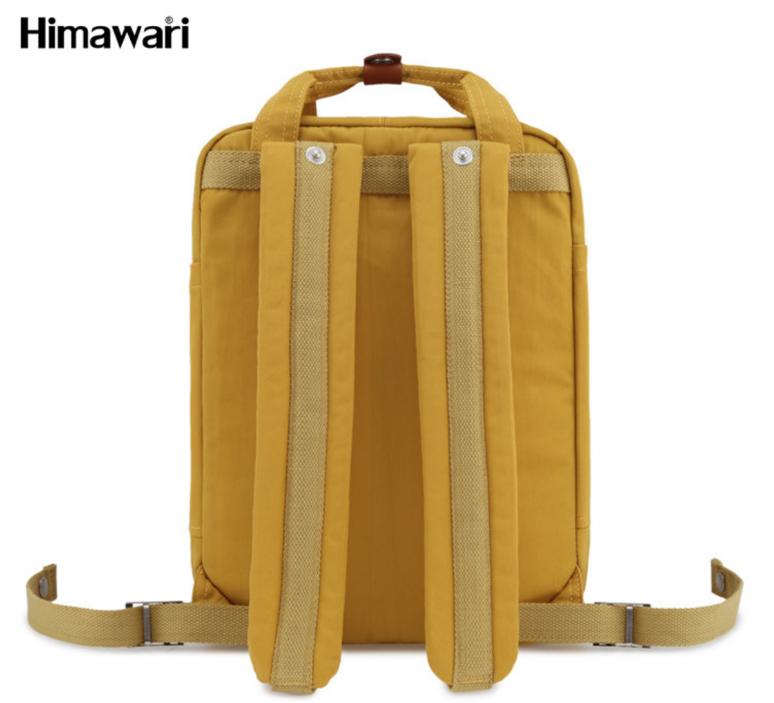 Żółty plecak z dwoma regulowanymi szelkami i uchwytem na górze. Widoczne logo \'Himawari\' w lewym górnym rogu.
