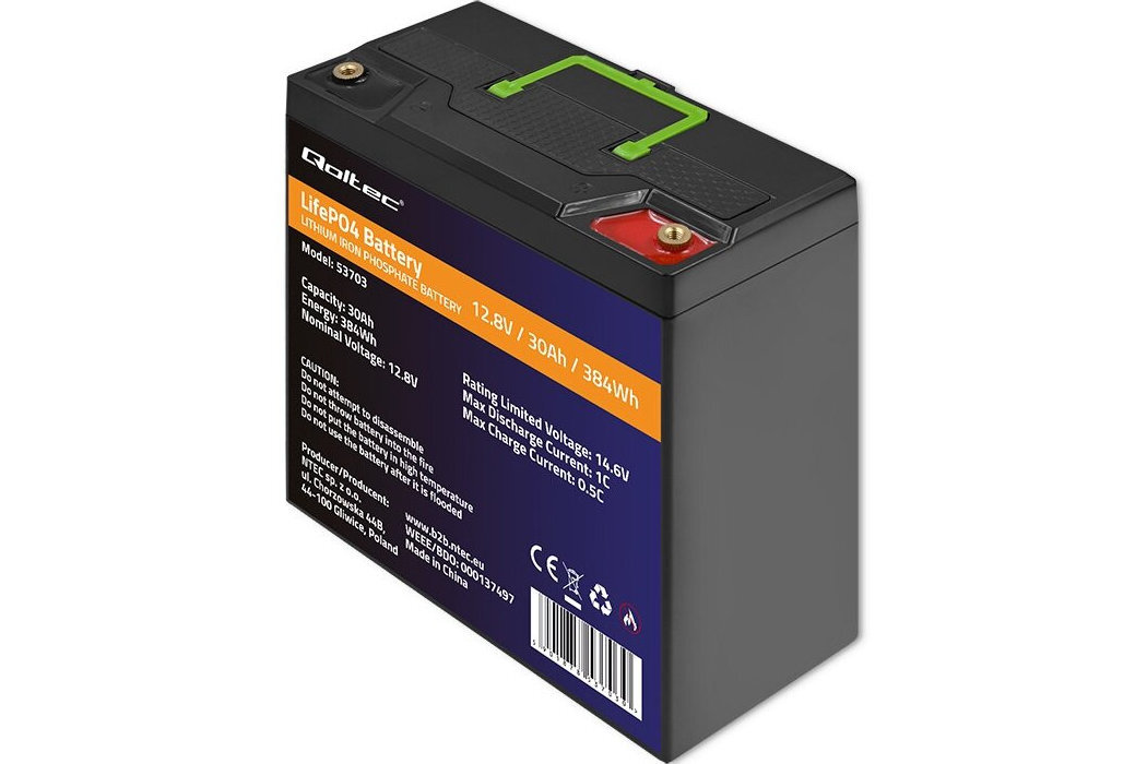Na obrazie widoczny jest akumulator Qoltec z oznaczeniem LifePO4 Battery, model 53703, o pojemności 30Ah i napięciu 12.8V. Na etykiecie znajdują się informacje techniczne oraz symbole certyfikacji.