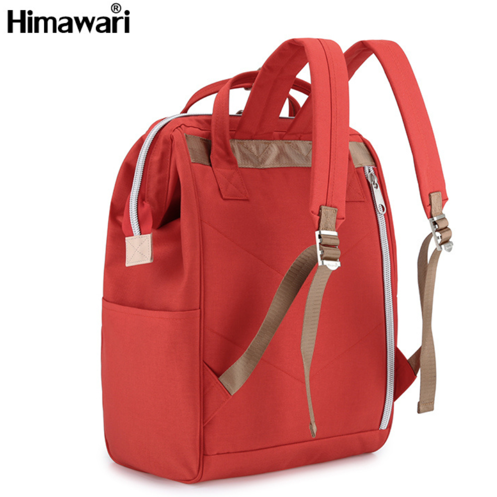 Czerwony plecak z miejscem na laptopa, posiada regulowane szelki i uchwyty do noszenia w ręku. Widoczne logo \'Himawari\' w górnym rogu.