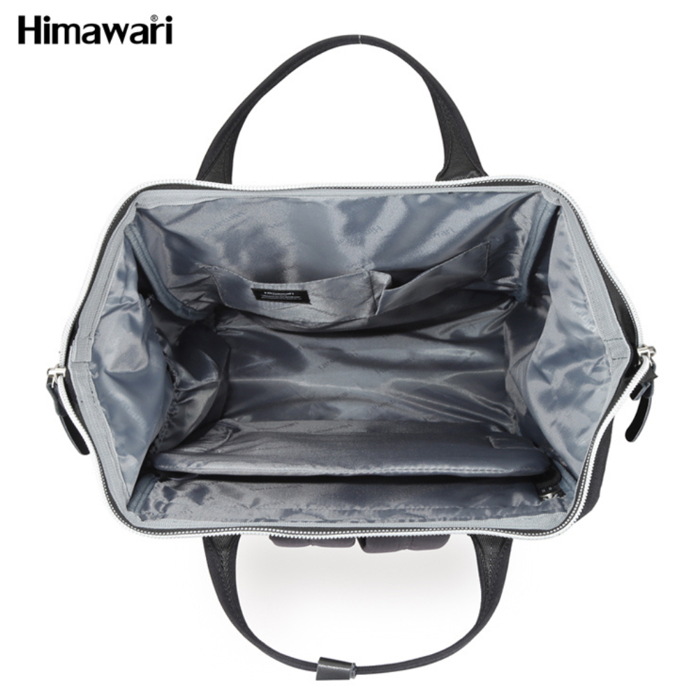 Wnętrze plecaka z szarym materiałem, widoczne kieszenie i przegroda na laptopa. Logo \'Himawari\' znajduje się w lewym górnym rogu obrazu.