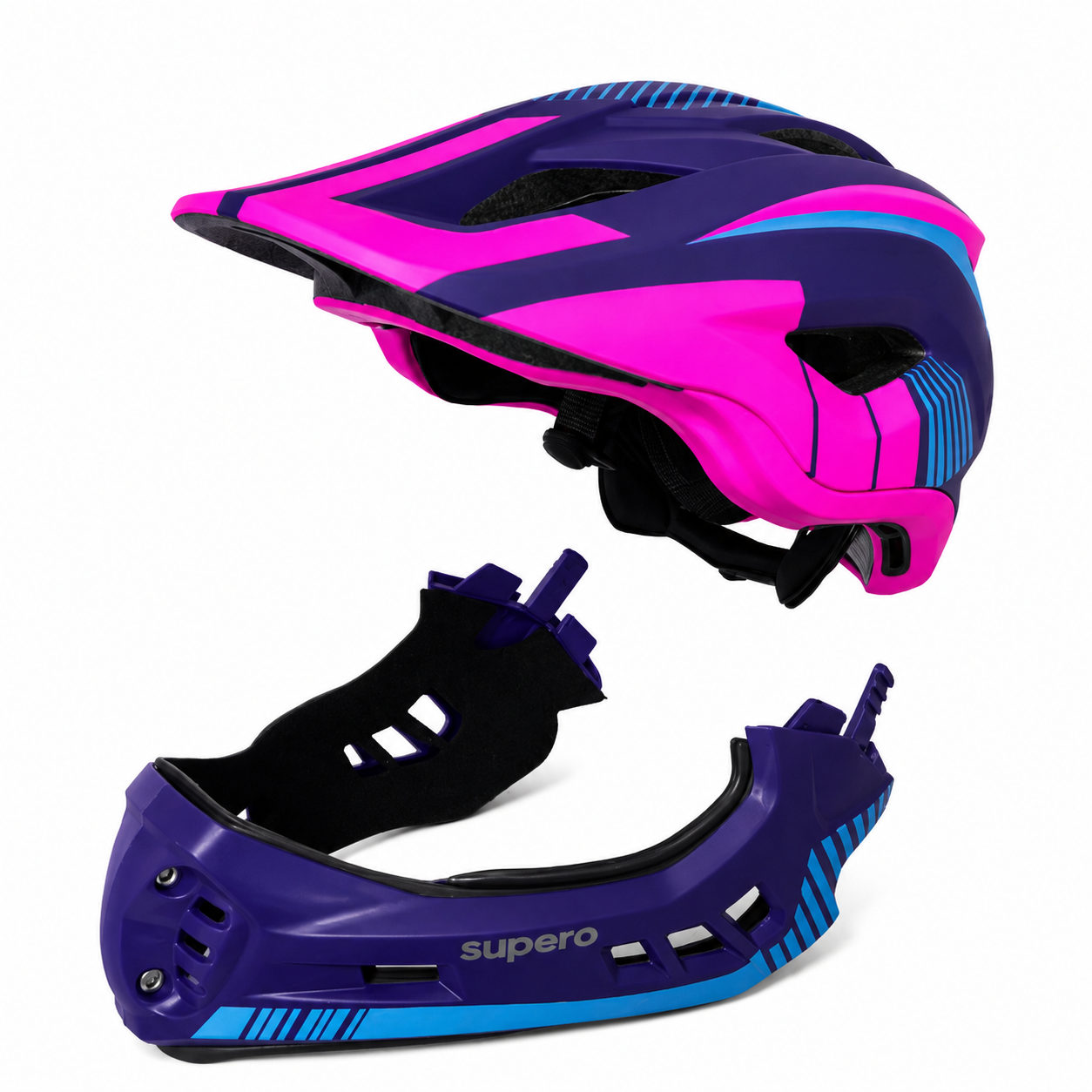 Kask rowerowy w kolorach różowym i fioletowym z niebieskimi akcentami, z odłączaną częścią ochronną na szczękę. Na części ochronnej widoczny jest napis \'supero\'.