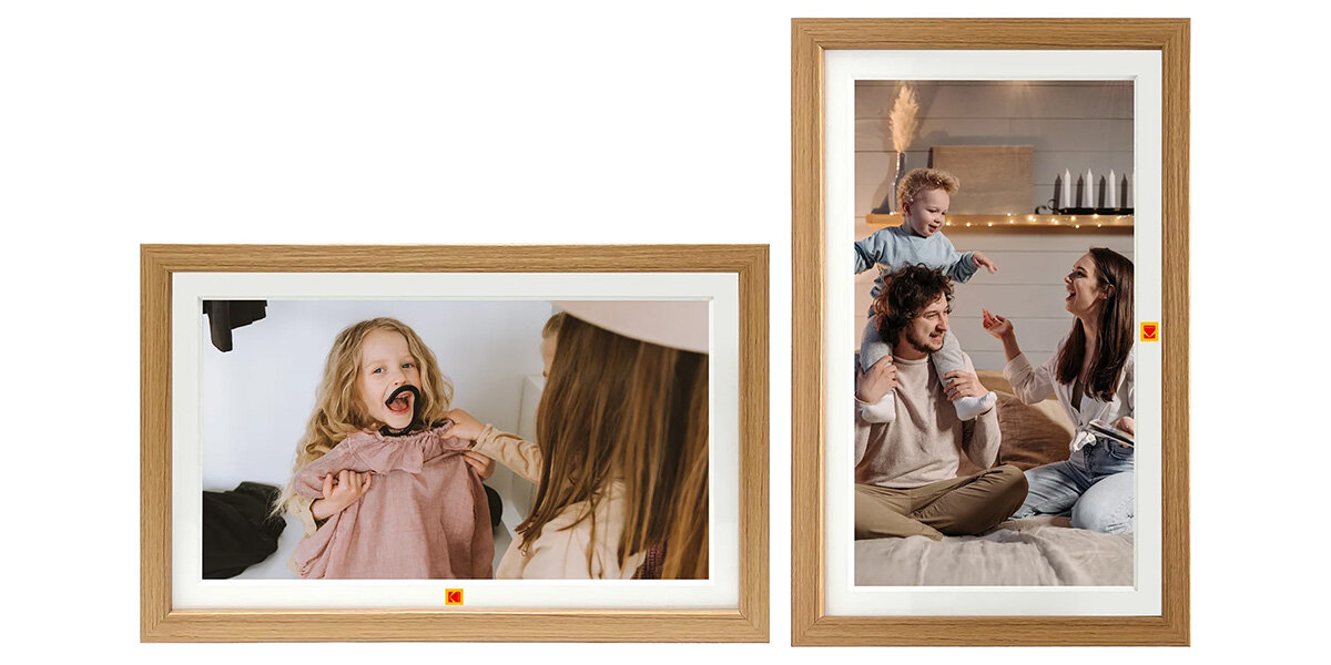 Dwie cyfrowe ramki z brązowymi obramowaniami, każda wyświetlająca zdjęcie rodzinne. Na ramkach widoczne jest logo KODAK.
