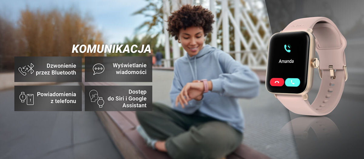 Obraz przedstawia osobę siedzącą na zewnątrz, patrzącą na swój nadgarstek, obok widoczny jest różowy smartwatch z ekranem pokazującym połączenie od \'Amanda\'. Po lewej stronie znajdują się ikony z tekstem: \'KOMUNIKACJA\', \'Dzwonienie przez Bluetooth\', \'Wyświetlanie wiadomości\', \'Powiadomienia z telefonu\', \'Dostęp do Siri i Google Assistant\'.