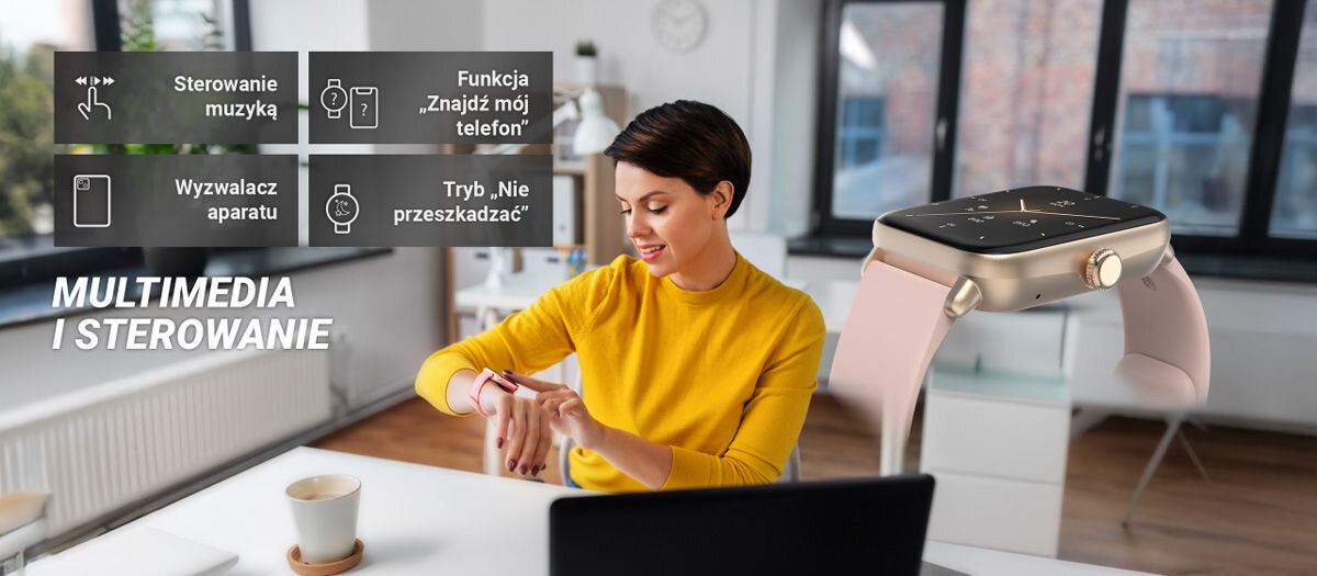 Kobieta w żółtej bluzce siedzi przy biurku i dotyka smartwatcha na nadgarstku. Obok niej widoczny jest różowy smartwatch z funkcjami: \'Sterowanie muzyką\', \'Funkcja Znajdź mój telefon\', \'Wyzwalacz aparatu\', \'Tryb Nie przeszkadzać\'.
