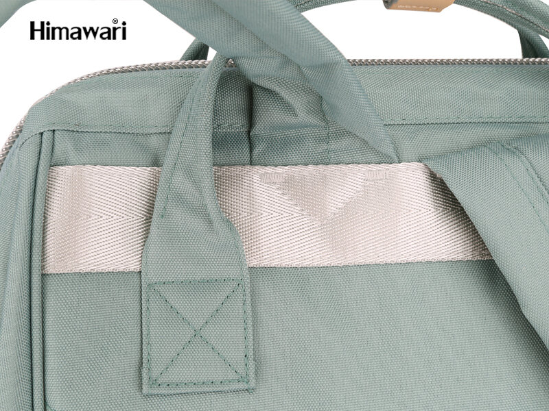 Zbliżenie na górną część plecaka w kolorze gołębioszarym z widocznym logo \'Himawari\'. Plecak ma solidne szwy i jasny pasek dekoracyjny.