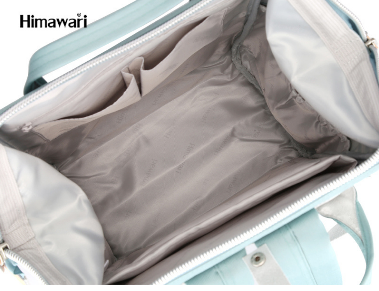 Wnętrze plecaka z kilkoma kieszeniami, wyłożone jasnym materiałem z napisem \'Himawari\'. Widoczne są uchwyty plecaka w kolorze jasnoniebieskim.