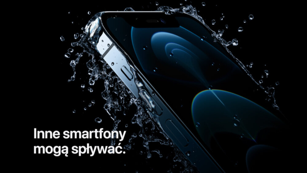 Smartfon zanurzony w wodzie z widocznymi kroplami na ekranie i obudowie. Tekst na obrazie: \'Inne smartfony mogą spływać.\'