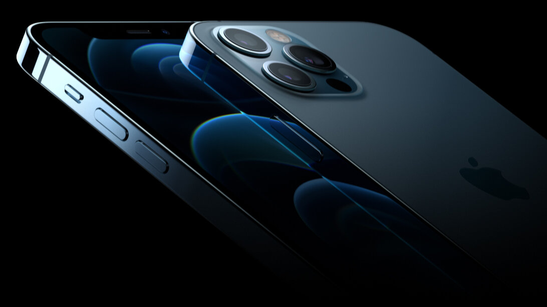 Na obrazie widoczny jest smartfon z trzema obiektywami aparatu i błyszczącą krawędzią. Na powierzchni urządzenia znajduje się logo w kształcie nadgryzionego jabłka.