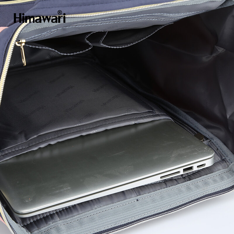 Wnętrze plecaka z widocznym laptopem w dedykowanej kieszeni. Na materiale wewnętrznym widoczny jest napis \'Himawari\'.