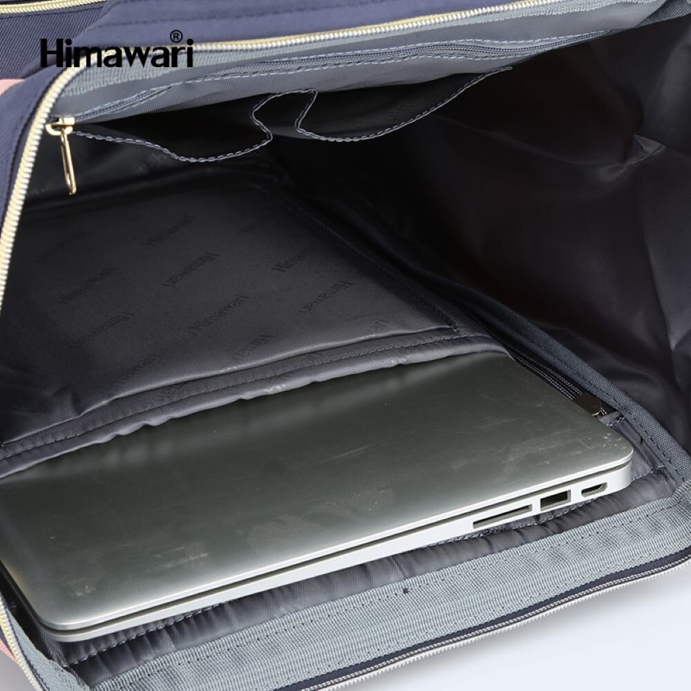 Wnętrze plecaka z widocznym laptopem w dedykowanej kieszeni. Na górze widoczne jest logo \'Himawari\'.