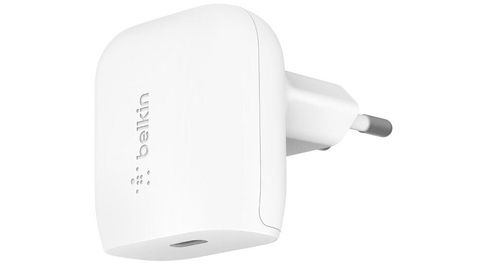 Biała ładowarka sieciowa z logo \'belkin\' na obudowie. Posiada złącze USB-C i dwa metalowe bolce do podłączenia do gniazdka.