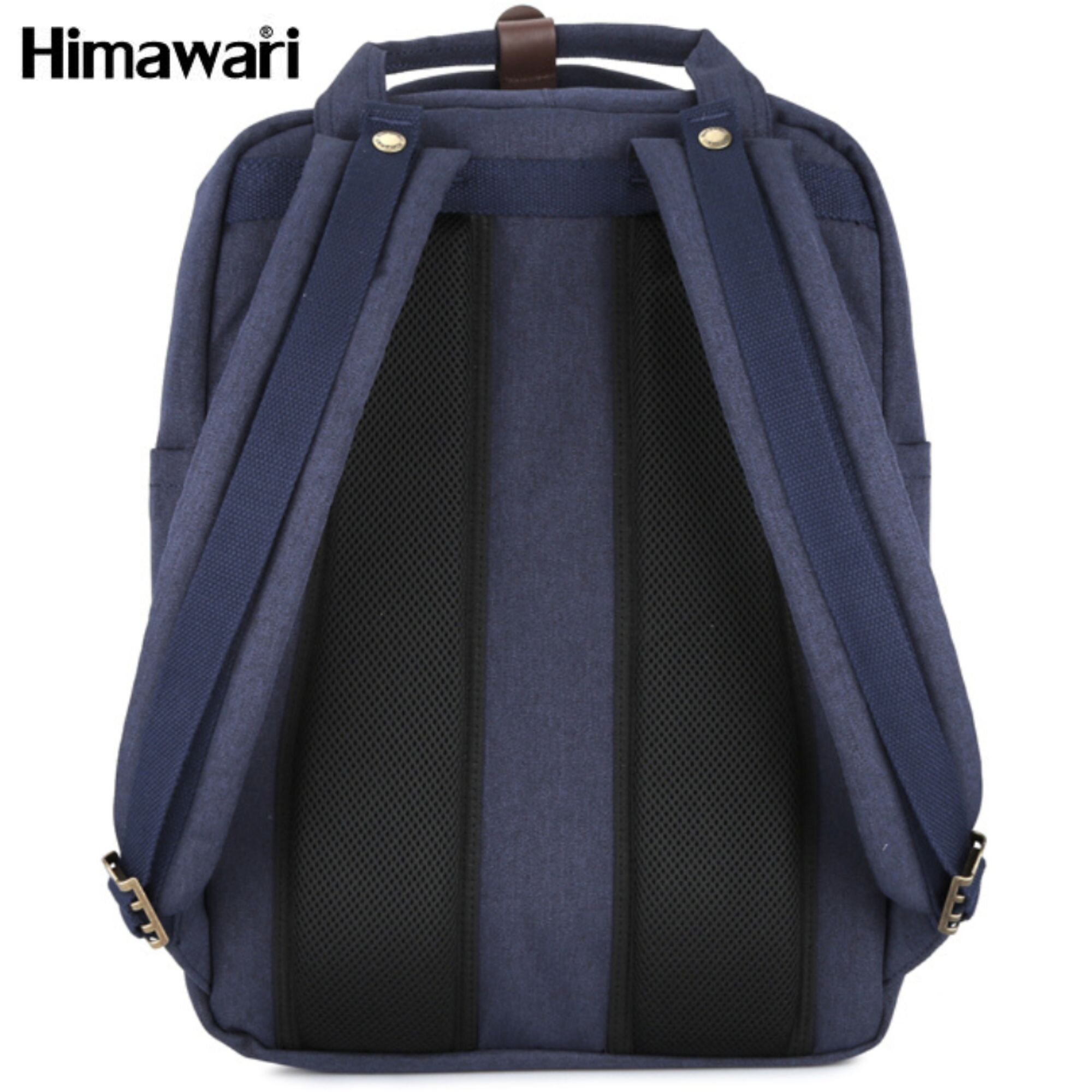 Granatowy plecak z dwoma regulowanymi szelkami i czarnymi panelami z siatki na plecach. W lewym górnym rogu widoczne jest logo \'Himawari\'.