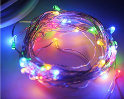 Kolorowe lampki LED na cienkim druciku, emitujące światło w różnych barwach, takich jak niebieski, zielony, czerwony i żółty.