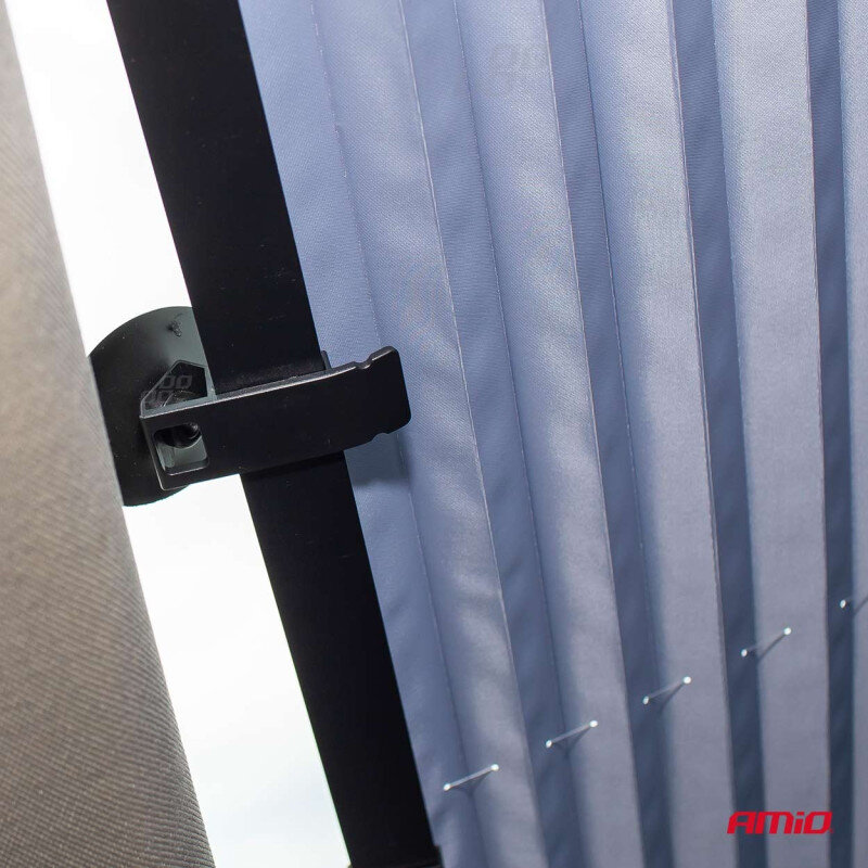 Zdjęcie przedstawia fragment osłony przeciwsłonecznej z harmonijkową strukturą, zamocowanej na czarnym uchwycie. W prawym dolnym rogu widoczne jest czerwone logo AMiO.