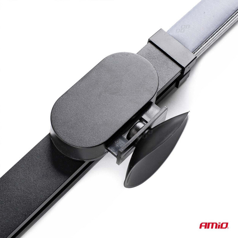 Na obrazie widoczny jest czarny element mechanizmu z przyssawką, prawdopodobnie część osłony przeciwsłonecznej. W prawym dolnym rogu znajduje się logo \'AMiO\'.