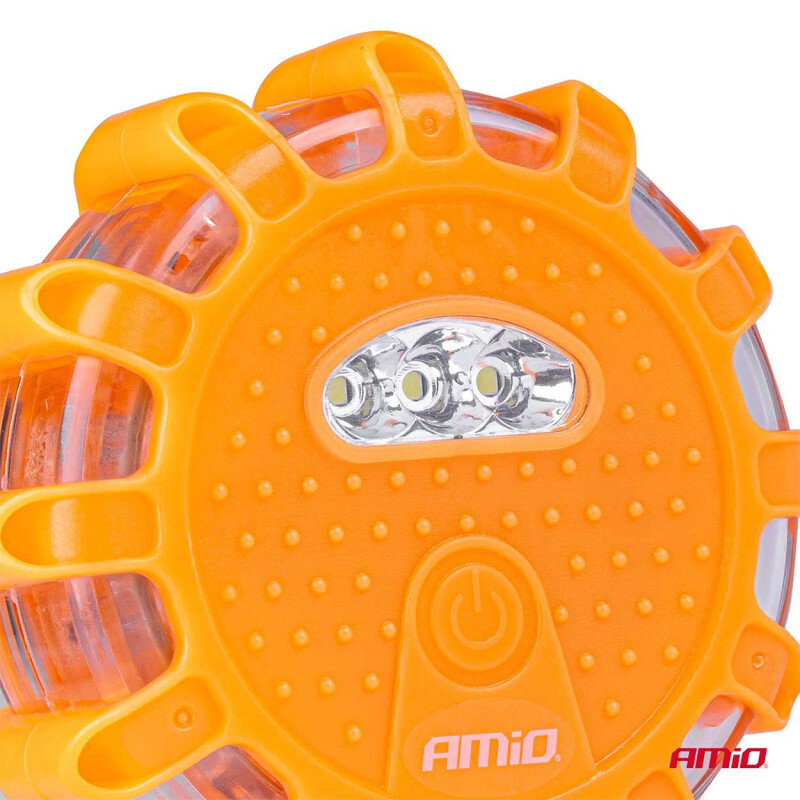Pomarańczowa lampa ostrzegawcza z trzema widocznymi diodami LED i przyciskiem zasilania. Na powierzchni znajduje się logo \'AMiO\'.