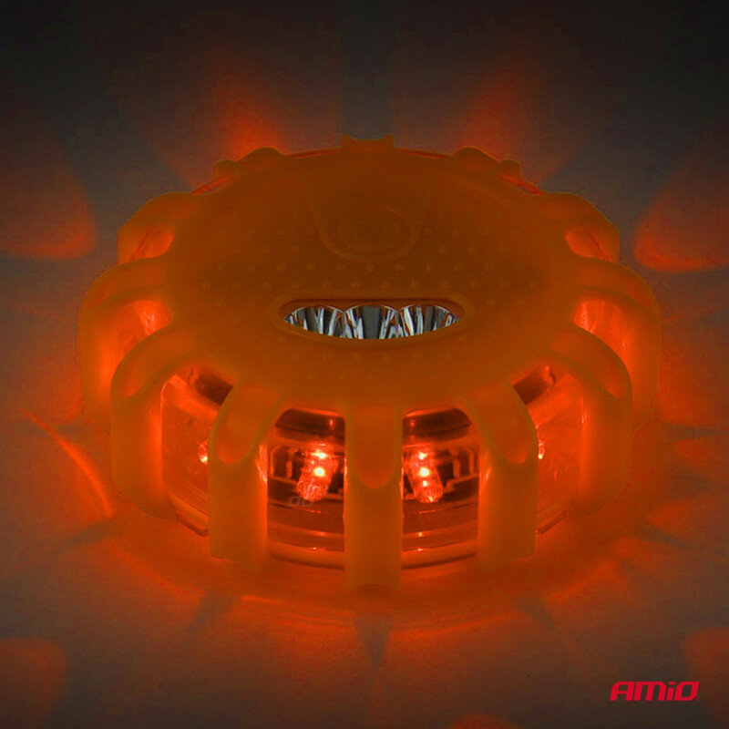 Pomarańczowa lampa ostrzegawcza emituje czerwone światło, widoczne są diody LED. W prawym dolnym rogu znajduje się logo \'Amio\'.