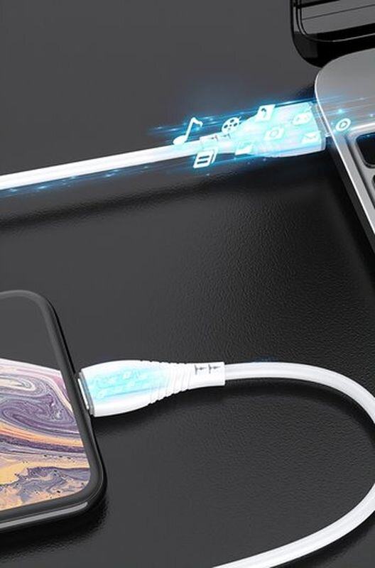 Biały kabel podłączony do smartfona i laptopa, z efektem świetlnym przedstawiającym ikony muzyki i aplikacji. Na ekranie smartfona widoczny jest kolorowy wzór przypominający marmur.