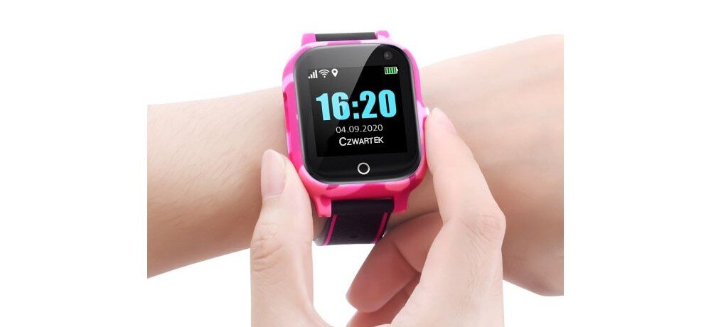 Osoba nosi smartwatch z różową obudową i czarnym paskiem, na ekranie widoczna jest godzina 16:20, data 04.09.2020 oraz dzień tygodnia CZWARTEK.