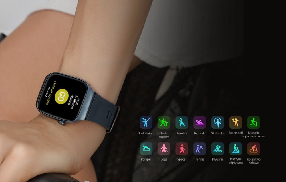 Na zdjęciu widoczny jest smartwatch na nadgarstku osoby, z wyświetlaczem pokazującym okrągły licznik i tekst \'Outdoor walking\'. Obok zegarka znajdują się kolorowe ikony przedstawiające różne aktywności sportowe, takie jak badminton, tenis stołowy, aerobik, brzuszki, skakanka, basketball, bieganie w pomieszczeniu, pompki, joga, spacer, tenis, pływanie, maszyna eliptyczna i kolarstwo halowe.