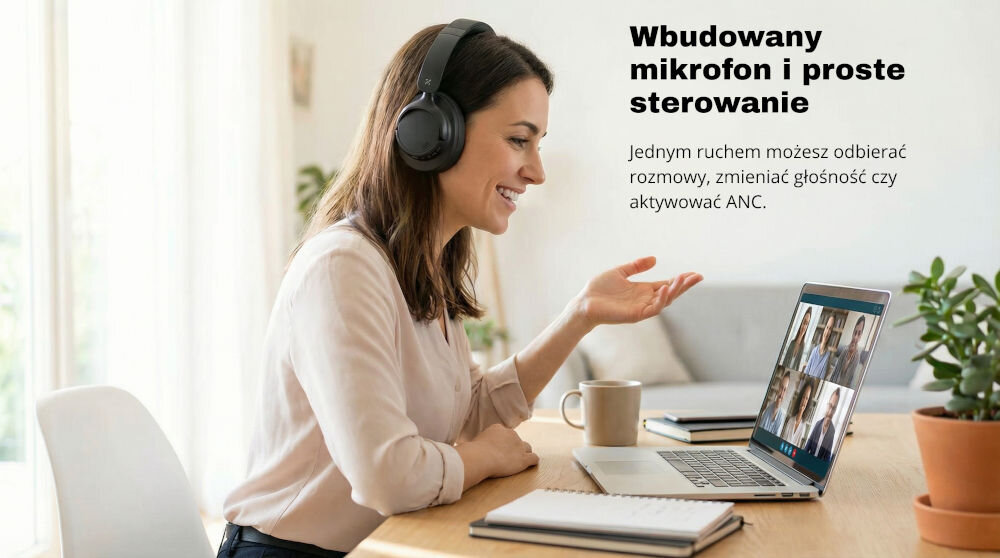 Osoba siedzi przy stole, nosząc czarne słuchawki nauszne, i rozmawia przez wideokonferencję na laptopie. Obok znajduje się tekst: \'Wbudowany mikrofon i proste sterowanie. Jednym ruchem możesz odbierać rozmowy, zmieniać głośność czy aktywować ANC.\'