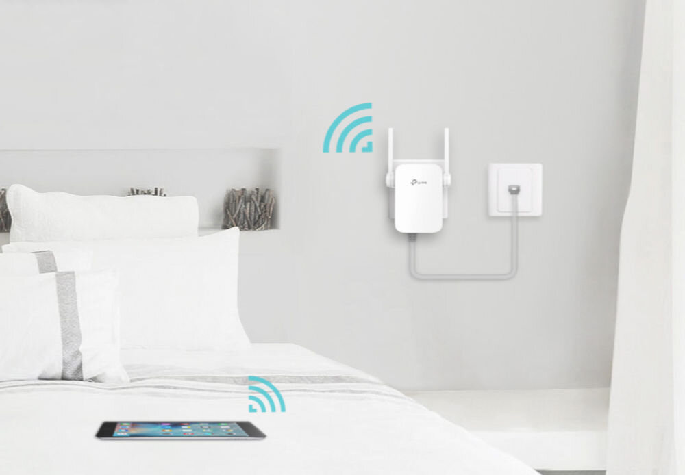Na ścianie znajduje się biały wzmacniacz sieci z logo TP-LINK, podłączony do gniazdka. Obok łóżka leży tablet, a wokół urządzeń widoczne są symbole sygnału Wi-Fi.