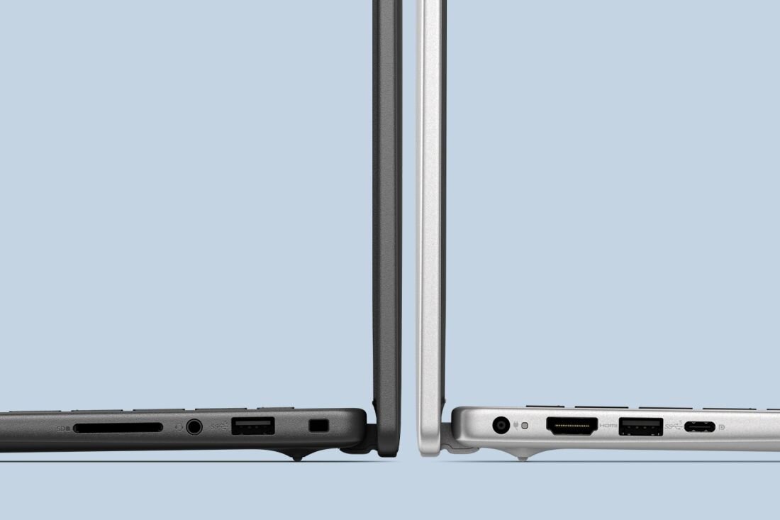 Dwa laptopy ustawione bokiem, pokazujące różne porty, takie jak USB, HDMI i czytnik kart. Obudowy są w kolorach srebrnym i ciemnoszarym na tle jasnoniebieskim.